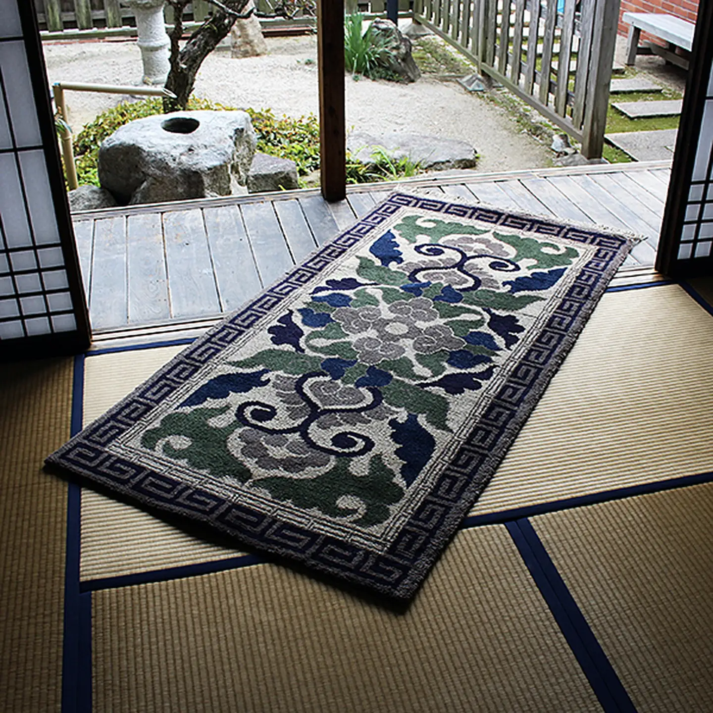 鍋島緞通【手織り】95×191cm 蟹牡丹文縁二重雷文淡茶：D253-018