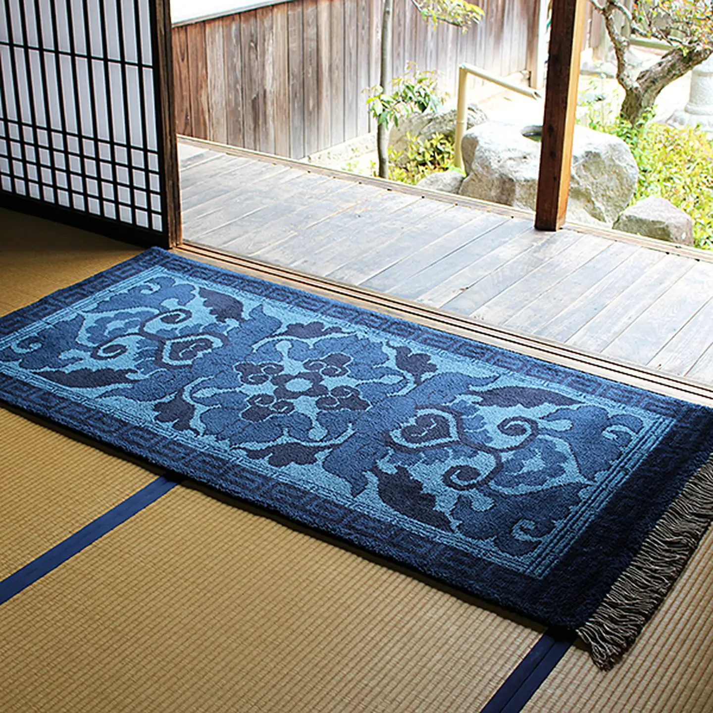 鍋島緞通【手織り】95×191cm 蟹牡丹文藍三色縁二重雷文：D253-019
