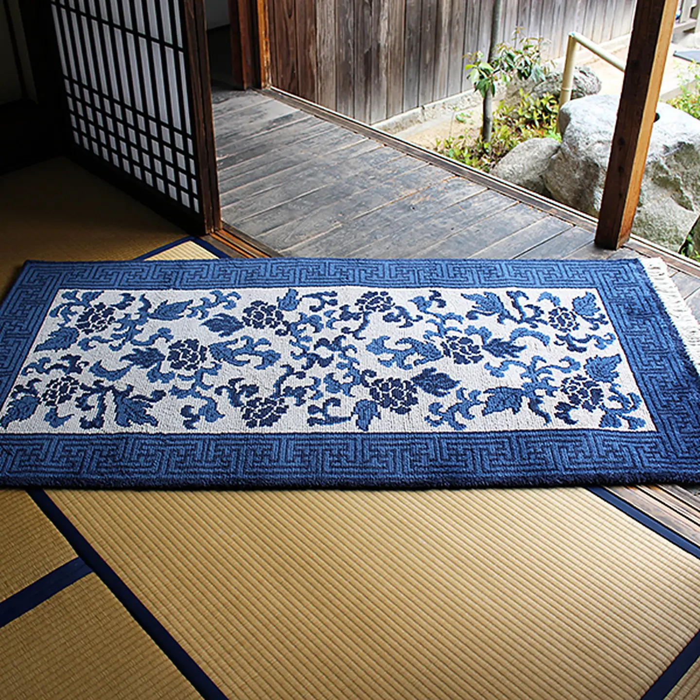 鍋島緞通【手織り】95×191cm 蔓牡丹唐草文縁卍繋文：D253-023