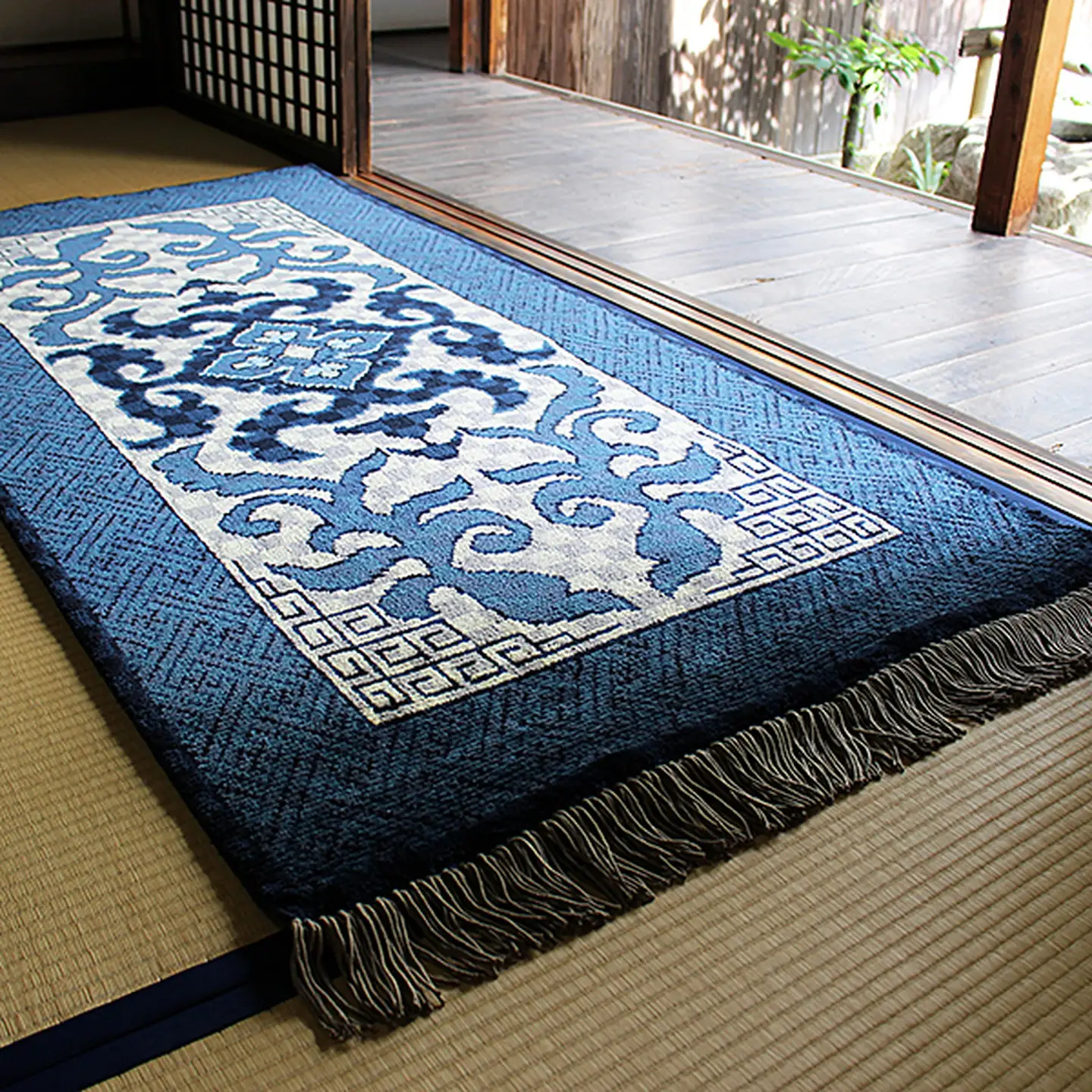 鍋島緞通　新品未使用 鍋島緞通【手織り】95×191cm 蔓花菱に雷文すかし市松：D253-024 | 佐賀