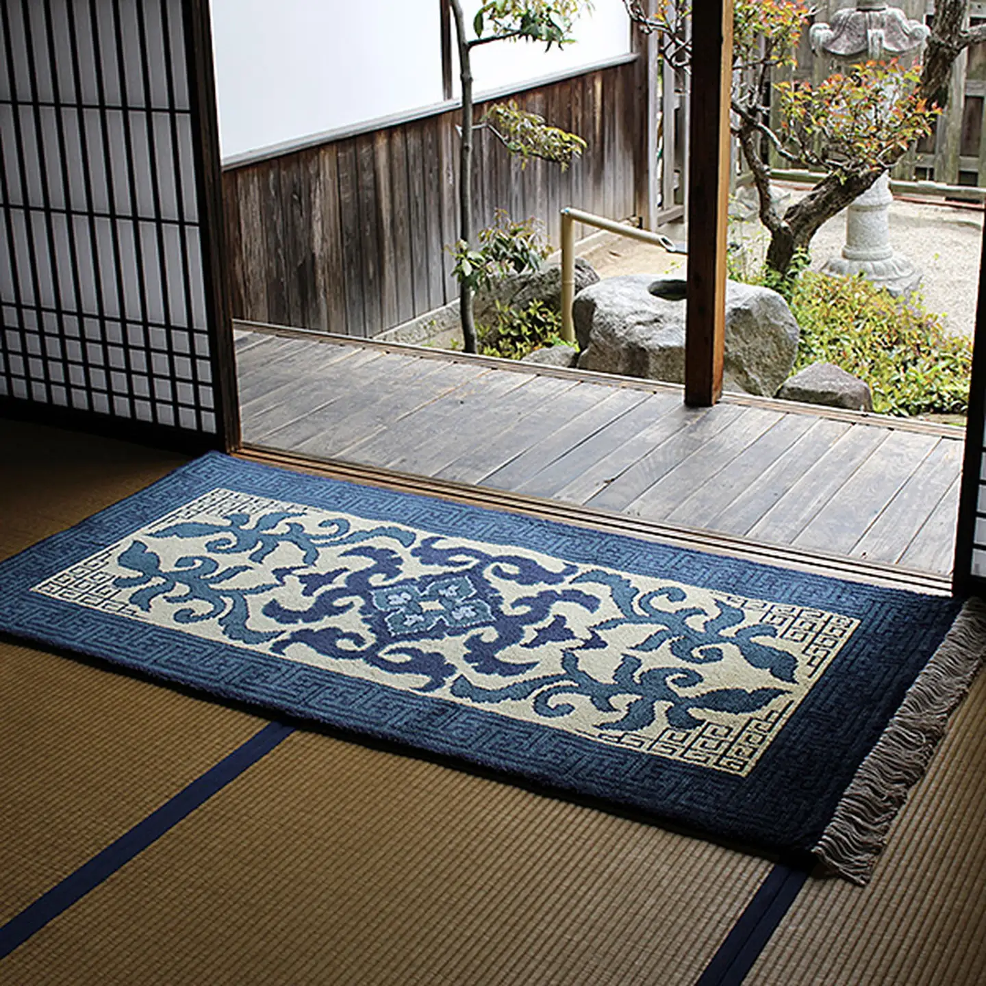 鍋島緞通【手織り】95×191cm 蔓花菱に雷文縁卍繋文：D253-025