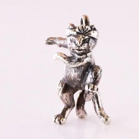 【和の彩 wanoiro】銀製『鉢巻を締めて踊る猫又』妖怪もののけ根付ジュエリー 659-860【配送不可地域：離島・沖縄県】【1490345】