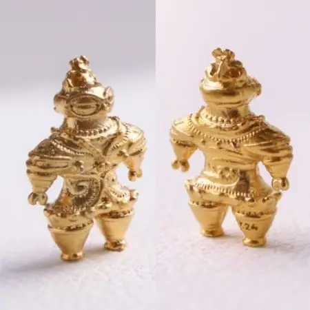 【Do_goods】純金製! 指先に乗る米粒サイズの「遮光器土偶」 659-979【配送不可地域：離島・沖縄県】【1565331】