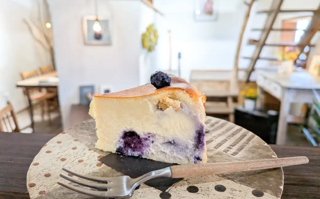 ブルーベリーとさつまいものチーズケーキ ｜ 甘さ控えめ 手作りスイーツ ブルーベリー さつまいも 素材の味 風味 手作り カフェ チーズ バスクチーズケーキ お取り寄せ ギフト