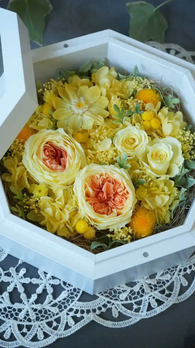 プリザーブドフラワー　黄色いお花の八角形アレンジメント【大阪府吹田市】