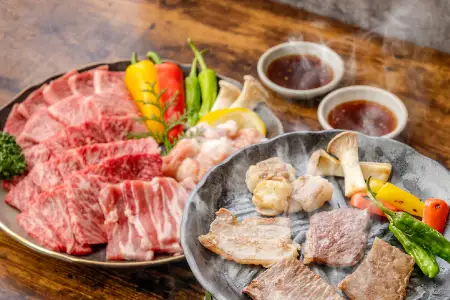 【しまね和牛】焼肉用満腹セット（５種類合計1.3kg）【 肩ロース カルビ モモ ホルモン 豚バラ しまね和牛 牛肉 和牛 かたろーす かるび もも ホルモン ぶたばら 贅沢 お祝い 贈り物 プレゼント ギフト】