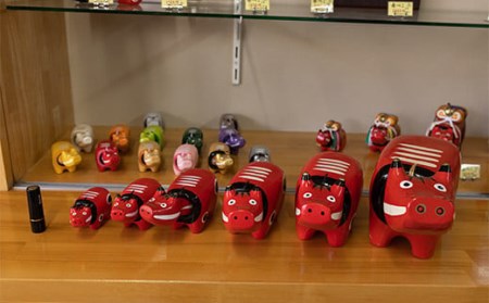 【縁起置物】「幸せを運ぶ牛」「子どもの守り神」あかべこ2号（長さ11.5cm） F4D-0150