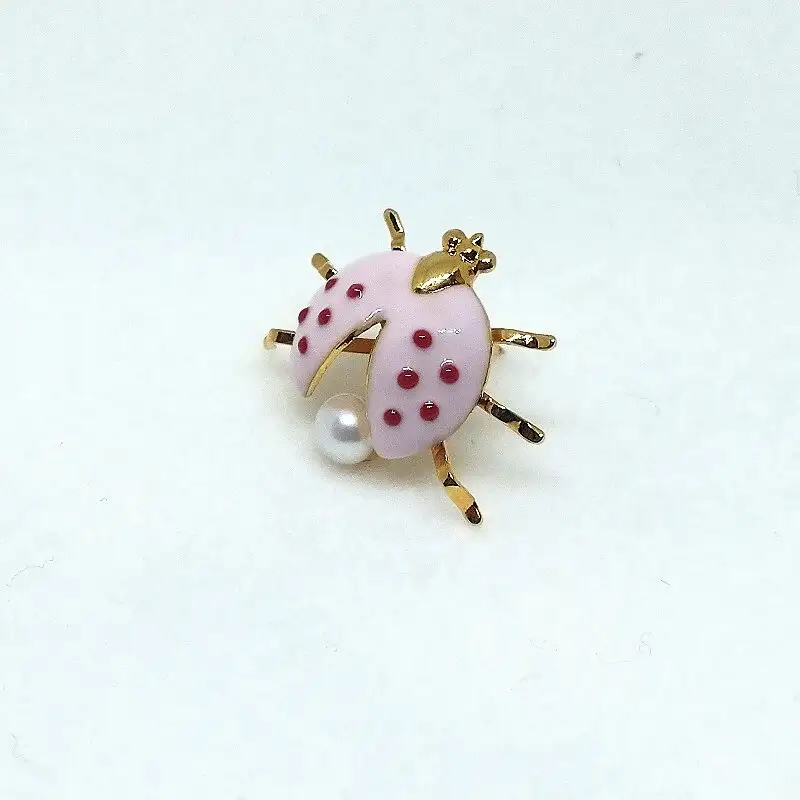 2109 真珠ピンブローチ・てんとう虫（ピンク）（淡水本真珠・ボタン） 贈り物 かわいい カジュアル オシャレ クリスマスプレゼント アクセサリー