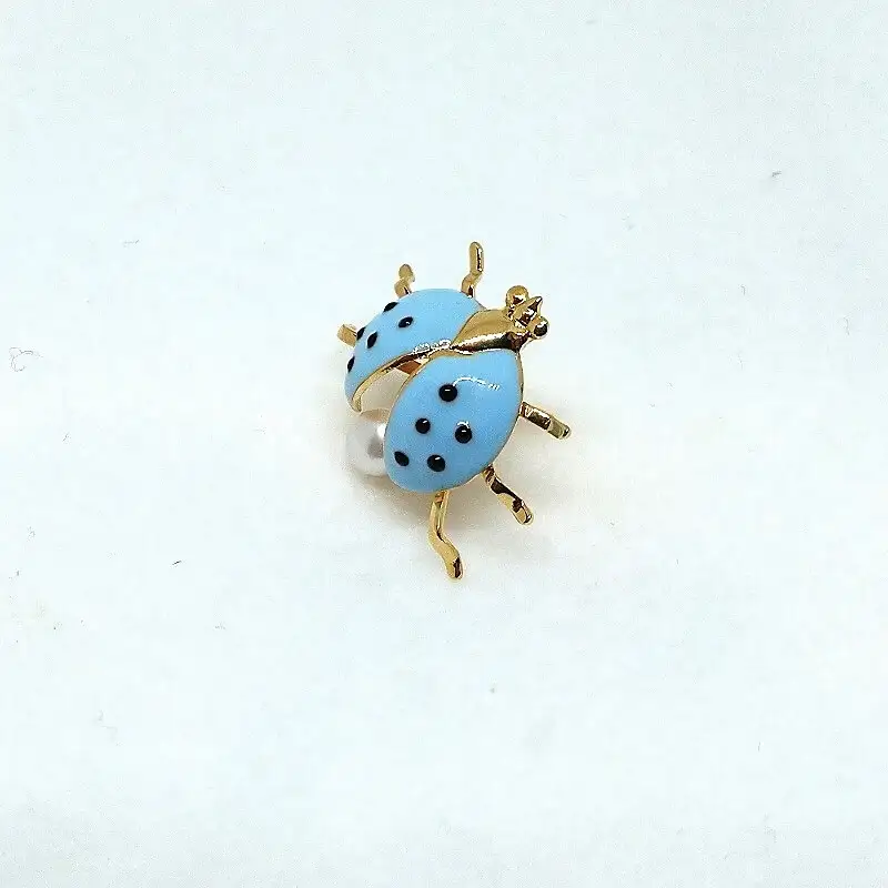 2111 真珠ピンブローチ・てんとう虫（水色）（淡水本真珠・ボタン） 贈り物 かわいい カジュアル オシャレ クリスマスプレゼント アクセサリー