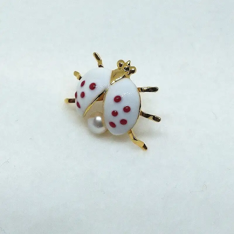 2114 真珠ピンブローチ・てんとう虫（白）（淡水本真珠・ボタン） 贈り物 かわいい カジュアル オシャレ クリスマスプレゼント アクセサリー