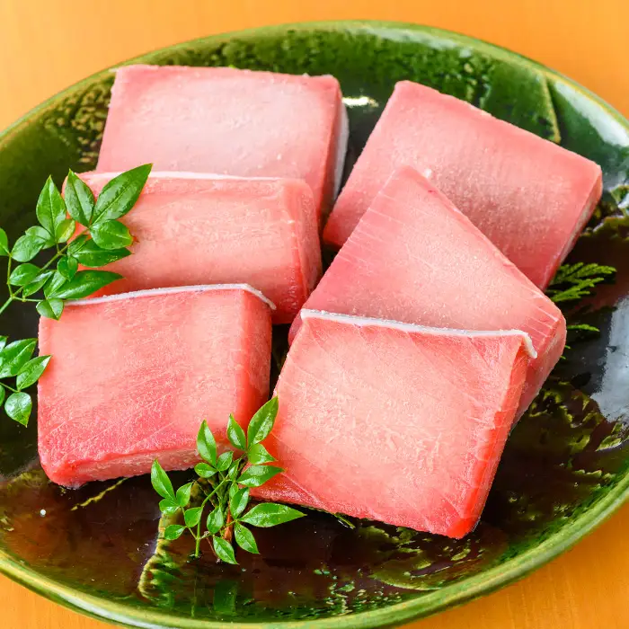 【お中元】天然! 旬の メバチマグロ 約600g（中トロ 100g×2 赤身 100g×4）を 便利 な 小分け 柵 でお届け! まぐろ 刺身 中とろ 赤身 メバチまぐろ【海鮮まぐろ家】【00-041-02-R8OC】