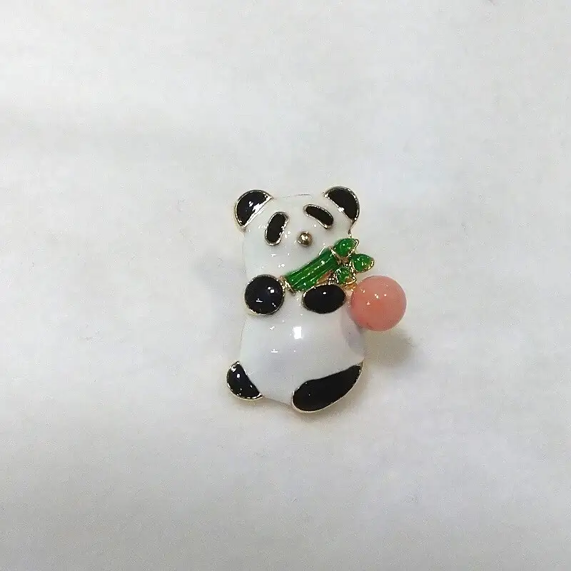 2117 珊瑚ピンブローチ・パンダ（深海珊瑚） 贈り物 かわいい アクセサリー カジュアル オシャレ 