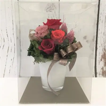 プリザーブドフラワー アレンジメント 赤色のバラ＜老舗の花屋さんの手づくり/ギフト用＞_老舗の花屋さん 手づくり ギフト用 贈呈 記念日 結婚 誕生日 お祝い プリザーブ ド フラワーアレンジメント フローリストやまくら 北海道 釧路町 釧路超 特産品 _【1114903】