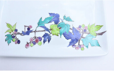 有田焼 角平皿22cm 野葡萄文【赤絵白磁硯処 雪月花】食器 うつわ 器 磁器 陶磁器 皿 飾り皿 プレート メインプレート 角平皿 角皿 植物 葡萄 ぶどう ブドウ 手描き A85-30