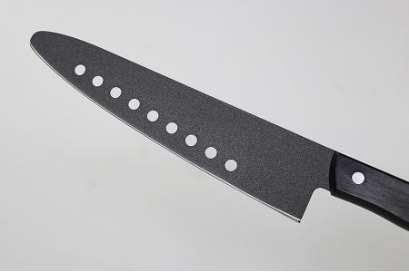 H21-02 兼常作 穴あき・リブ付き フッ素コーティング 先丸牛刀包丁 210mm（FC-G210-RT） ～食材の切り離れよい 滑りがよい 錆びにくい 汚れもサッと落ちる オールブラック 黒 ブラック 先が丸い珍しい包丁 関の刃物～