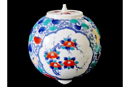 【伊万里焼】色鍋島唐草文牡丹椿萩文香炉【市川冬山窯】 037-H1228