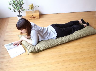 【洛中高岡屋】うたた寝にちょうどいい寛ぎのアイテム　カバータイプごろ寝敷きふとん（グリーン系）