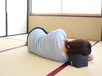 【洛中高岡屋】使い方がいろいろな寛ぎのアイテム さいころ枕（あられ黒）