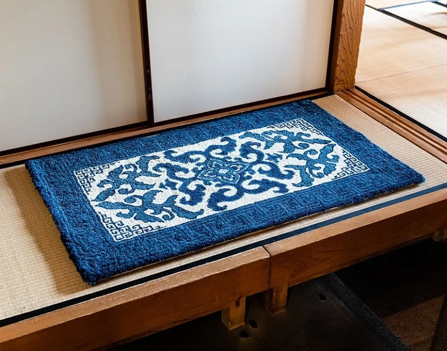 鍋島緞通 [手刺繍] 花菱龍唐草縁まんじ文 玉子地：C510-010