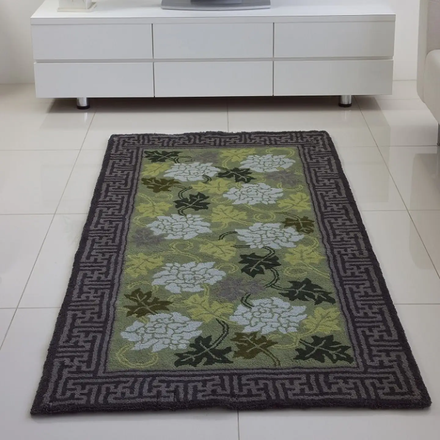鍋島緞通 [手刺繍] 蔓牡丹唐草縁まんじ文 うぐいす地：D127-012