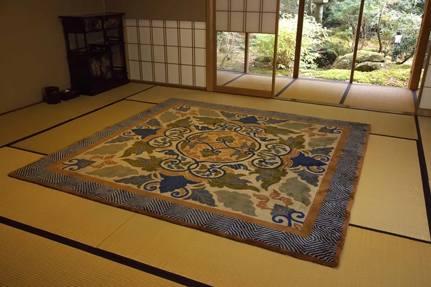 鍋島緞通 [手刺繍] 蟹牡丹文縁山形 新白茶地：D336-003