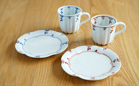 有田焼 デザート皿 & カヌレマグカップ ペアカフェセット【皓洋窯】食器 うつわ 器 皿 取皿 デザート皿 プレート マグ カップ ペア 食器セット カフェタイム 手描き かわいい ギフト 贈り物 食洗機対応 A40-407