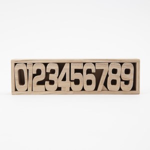木のおもちゃ　数字のオブジェ