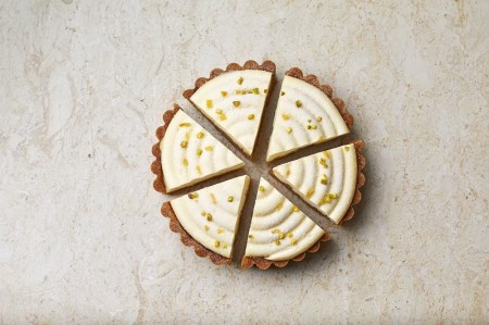 ヴィーガンケーキ　クレーム・タルト・オ・シトロン(カット済）　お菓子 タルト ケーキ ヴィーガン 乳 卵 不使用 カット 贈答 ギフト プレゼント バレンタインデー チョコ以外 ホワイトデー お返し 母の日 父の日 [h106]