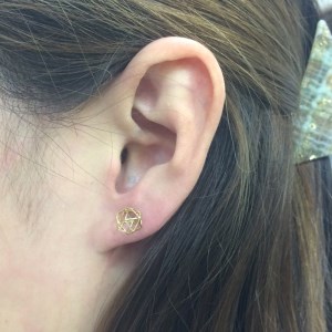 APE4759 K18 立体モチーフ　ピアス