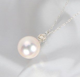 644　Pt　あこや本真珠9.0mmup　ダイヤモンド0.15ct　ペンダントネックレス