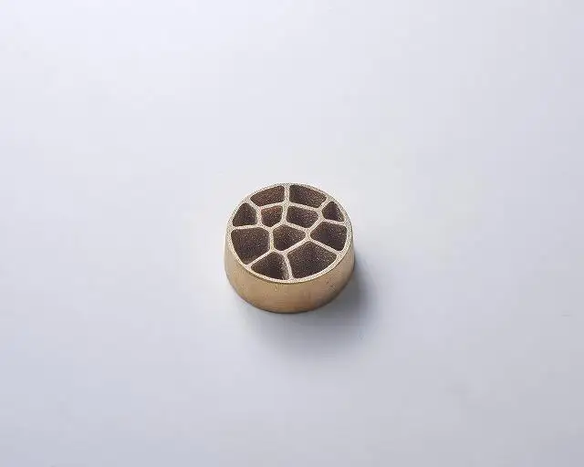 花をみずみずしく長持ち！針のない剣山 / Voronoi-L