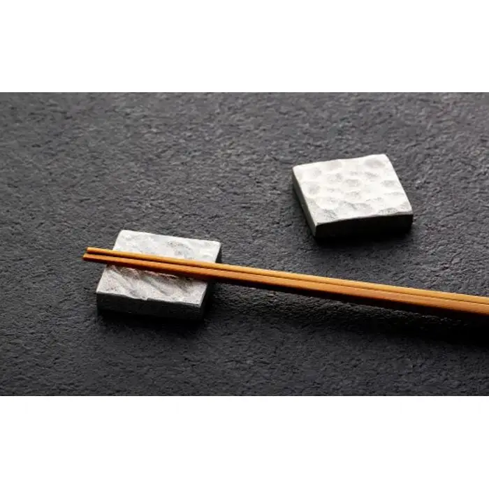 一つで何役も！モダンなアルミ鋳物のカトラリーレスト（Square Piece）