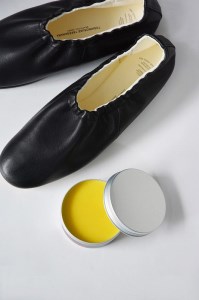 みつろう(蜜蝋)WAX"No-832"_ワックス 100ml×1個 日本蜜蜂 希少 微香性 馬油 天然原料100% みつろう 革製品 合皮 家具 保湿 保護 艶出し 光沢 ツヤ 蘇る 撥水性 メンテナンス お手入れ フローラル調 お取り寄せ 福岡県 久留米市 送料無料 〔Qc021〕