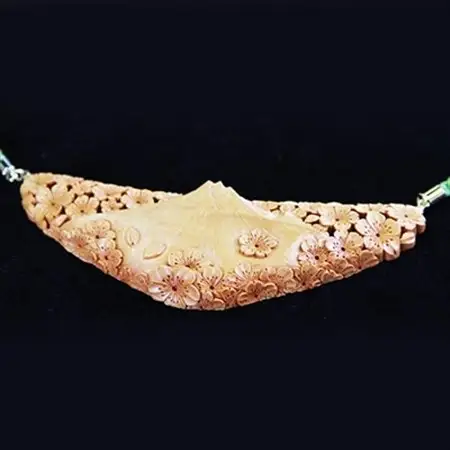 つげ細工 ネックレス(富士に桜)　約12.5cm×4.5cm_装飾品・工芸品 ペンダント・ネックレス アクセサリー _【1116495】