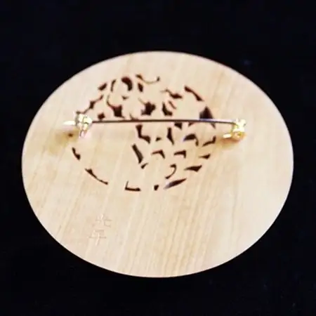 つげ細工 ブローチ(月に秋草)　約6.5cm_装飾品・工芸品  アクセサリー _【1116501】