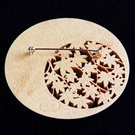 つげ細工 ブローチ(月にもみじ)　約8cm_装飾品・工芸品  アクセサリー _【1116500】