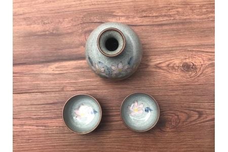 【伊万里焼】染付桜文 貫入造り半酒器 056-H683