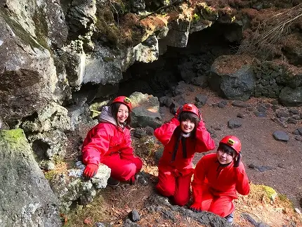富士山の噴火でできた「青木ヶ原樹海」の溶岩洞窟を探検！