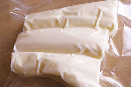 家庭学校の薪（さけるタイプのチーズ）4袋 ( ふるさと納税 さけるチーズ チーズ 北海道産 ホルスタイン種 ジャージー種 特産品 北海道 遠軽町 ) en01-00050