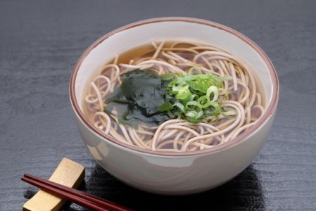国産五割そば+濃縮ダシsiro・kuroセット_そば 五割 乾麺 国産 100g×2束×6袋 濃縮だし 200ml×2本 セット 温麺用 冷麺用 ザル ざるそば 出汁 煮物 鍋 万能ダシ 濃縮 蕎麦乾麺 国産そば粉100％使用 福岡県産 麺類 食べ物 グルメ お取り寄せ 福岡県 久留米市 送料無料 〔Bu011〕