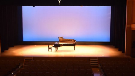 きらくやま世代ふれあいの館「ピアノオンリーワンコンサート」 ホール２時間貸し切り（ピアノ「ヤマハフルコンサートピアノCF-ⅢS」演奏券付き）