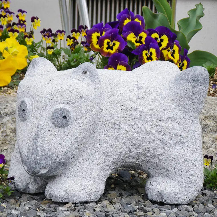 犬の彫刻「ぼくの家」 石 ストーン 雑貨 職人 伝統工芸 伝統工芸品 置き物 飾り 玄関 庭 ガーデニング おしゃれ 茨城県 桜川市 贈り物 [AP006sa]
