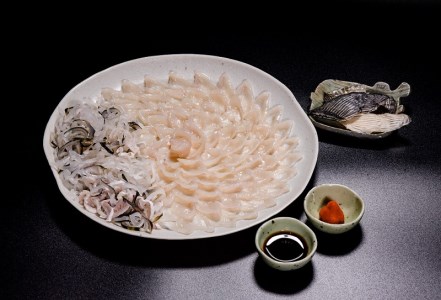 【配送日指定可】 とらふぐ刺身 3～4人前 本場山口県 ふぐ刺し フグ刺し 人気ふぐ刺し 大人気フグ刺し トラフグ 養殖とらふぐ 養殖トラフグ 養殖ふぐ 養殖フグ 最高級とらふぐ 最高級トラフグ 人気とらふぐ 大人気とらふぐ 海鮮とらふぐ 海鮮トラフグ 人気海鮮とらふぐ 大人気海鮮とらふぐ 父の日 中元 歳暮 贈答 ギフト （とらふぐ刺身120g とらふぐ皮120ｇ とらふぐヒレ6枚 もみじおろしとポン酢付き）(1209)