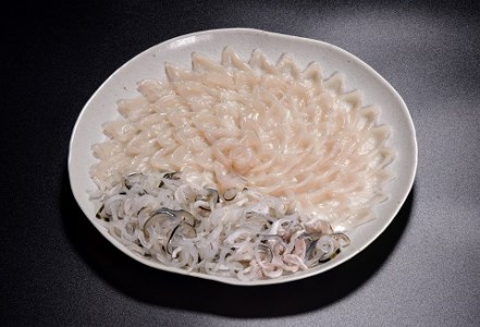 【配送日指定可】ふぐセット とらふぐ刺身 とらふぐ あら ひれ酒 堪能 3-4人前セット（ポン酢・ もみじおろし付き） [刺身120g+ふぐ皮120g+あら900g+干しひれ6枚〕トラフグ フグ 最高級とらふぐ 父の日 母の日 イベント お中元 お歳暮 贈答用 ギフト 熨斗 のし 大人気 山口県 本場トラフグ 職人 板前 仙崎とらふぐ  (1301) 