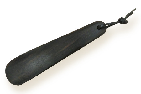 靴ベラ　ハーフ（黒檀）18cm［徳島 那賀 靴ベラ くつべら 木材 木製品 黒 靴 革靴 スニーカー メンズ レディース 男性 女性 軽い 持ち運び 携帯用 日常使い 和風 シンプル おしゃれ 上品 かっこいい 高級感 インテリア 雑貨 会社 オフィス ビジネス 新生活 社会人 入社祝い 玄関 就職 誕生日 父の日 ギフト プレゼント］KT-2-1
