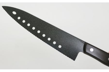H20-47 兼常作 フッ素コーティング 穴あき・リブ付 波刃牛刀包丁 210mm（FC-G210-S） ～食材の切り離れよい 滑りがよい 錆びにくい 汚れもサッと落ちる オールブラック 黒 ブラック セレーション パン切 関の刃物～