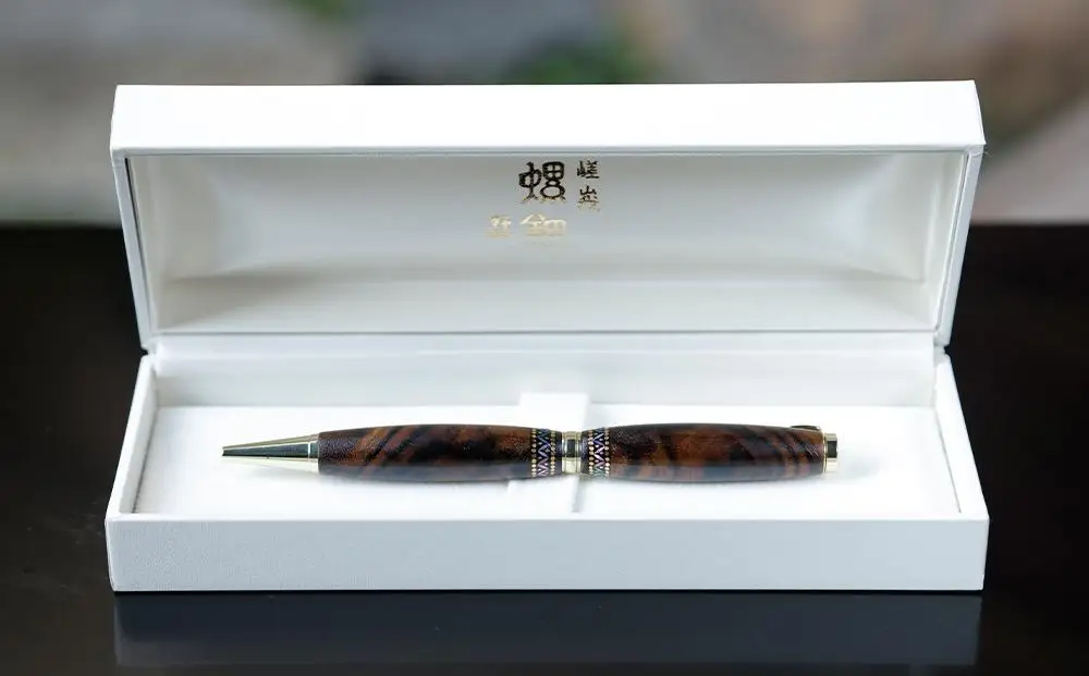 【伝統工芸を応援！】【嵯峩螺鈿・野村】螺鈿ボールペン 黒柿孔雀杢