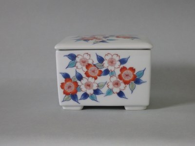 【伊万里焼】市川冬山窯「色鍋島桜文角蓋物」 037-H1232