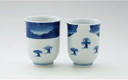 しん窯 青花 染付富士山反り組湯呑 有田焼 和食器 食器 うつわ 器 カップ コップ 2個セット 夫婦湯呑 お湯呑 ゆのみ カップ フリーカップ ギフト 贈答 手描き カップ2個 縁起物 松 富士山 大小セット 35000円 3.5万円 A35-540