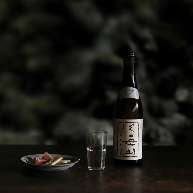 大吟醸 八海山 1800ml 専用化粧箱入り【八海山 大吟醸 一升瓶 1本 日本酒 1800ml 箱入り 新潟 地酒 厳選 晩酌 熱燗 お酒 酒 さけ お中元 お歳暮 贈答】